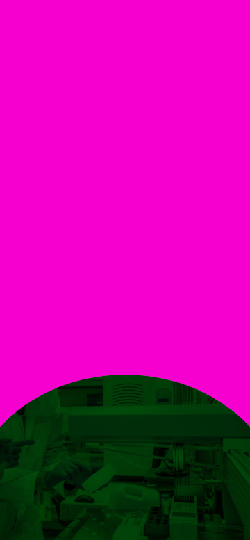 Schwarzer Halbkreis vor pinkfarbenem Hintergrund